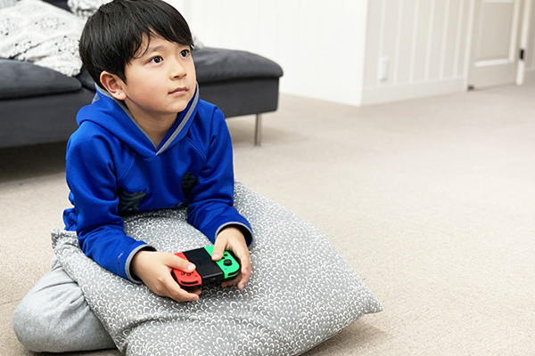 ゲームをする子供